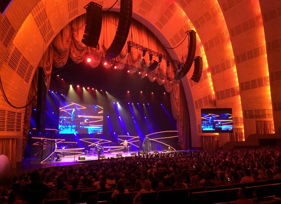 scenic solutions custom conference set for hillsong conference north american tour