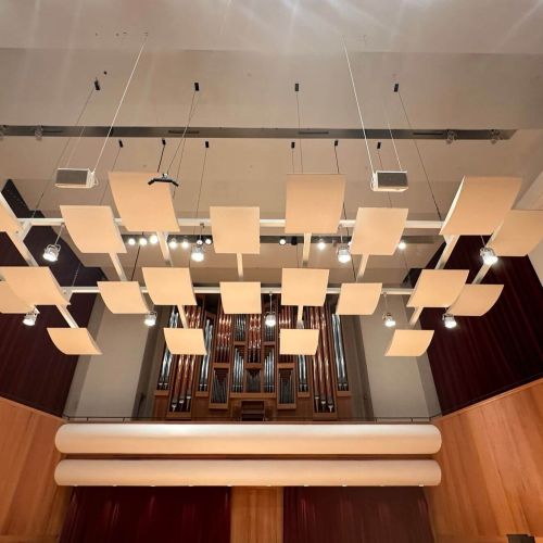 comstock-auditorium-acoustic-cloud-system-installation comstock-auditorium-acoustic-cloud-system-installation
